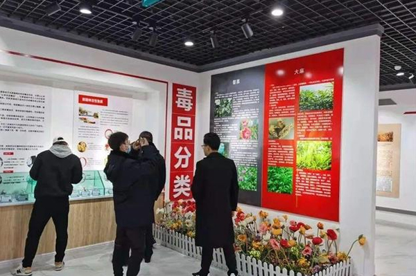 张掖市人民检察院组织干警参观禁毒教育基地