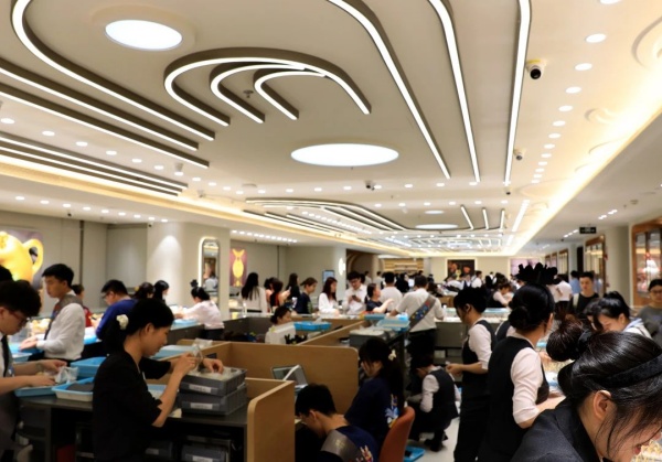 粤豪珠宝新展厅惊艳亮相IBC！