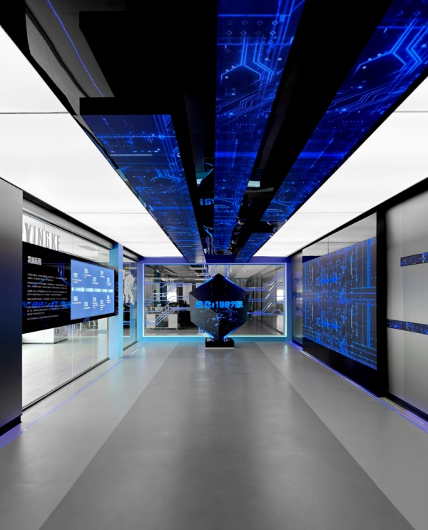 以光为刃，筑就科技剧场：盈科电子展厅篇的光影叙事美学