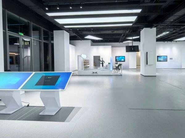 隐形智慧：展厅空间里的极简美学与取电革命