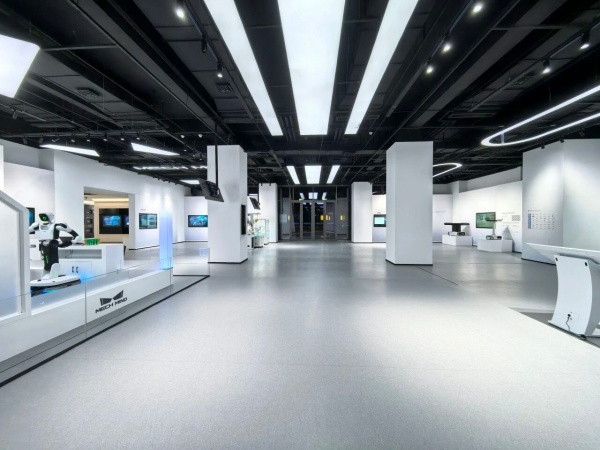 隐形智慧：展厅空间里的极简美学与取电革命