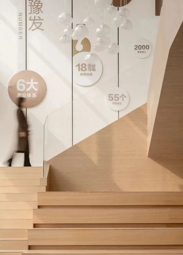 展厅设计的“流动灵魂”：楼梯设计如何重塑空间体验？